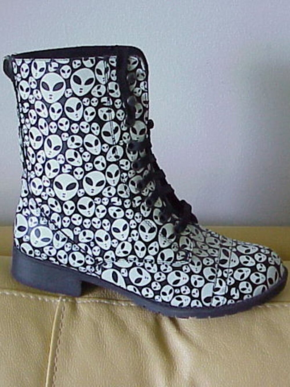 Hot Topic Alien faces Combat Boot Shoes Size 8 Goth/Punk/Metal - Discontinued